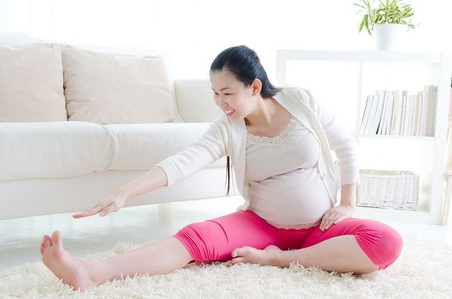 Yoga Ibu Hamil Menari Lembut Bersama Perut yang Tumbuh